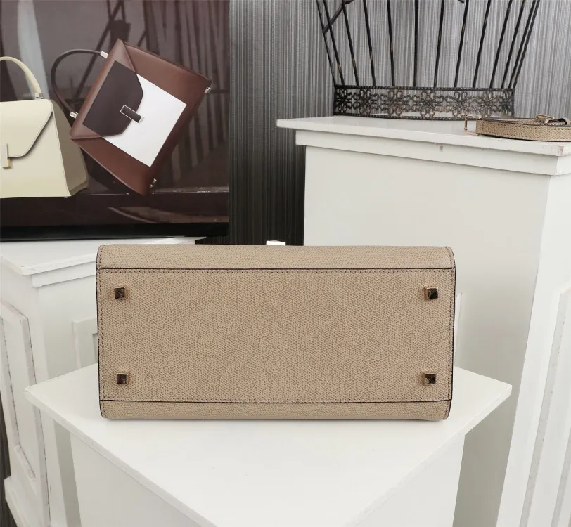 In stock 👉Original medium khaki, 👉Valextra Valextra Iside, known as Italian Hermès, is one of Valextra's most representative designs. There is no obvious logo, but the simple collective line design is very recognizable, full of architectural art, and shows a capable and intellectual style. It is made of imported palm-print lining cowhide, with up to five stitches of handwork, and the shiny oil edges test the skill of the craftsman. Medium size: 26cm【6627#】
